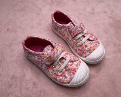 Chaussure en toile pointure 23 , marque PAT ET RIPATON